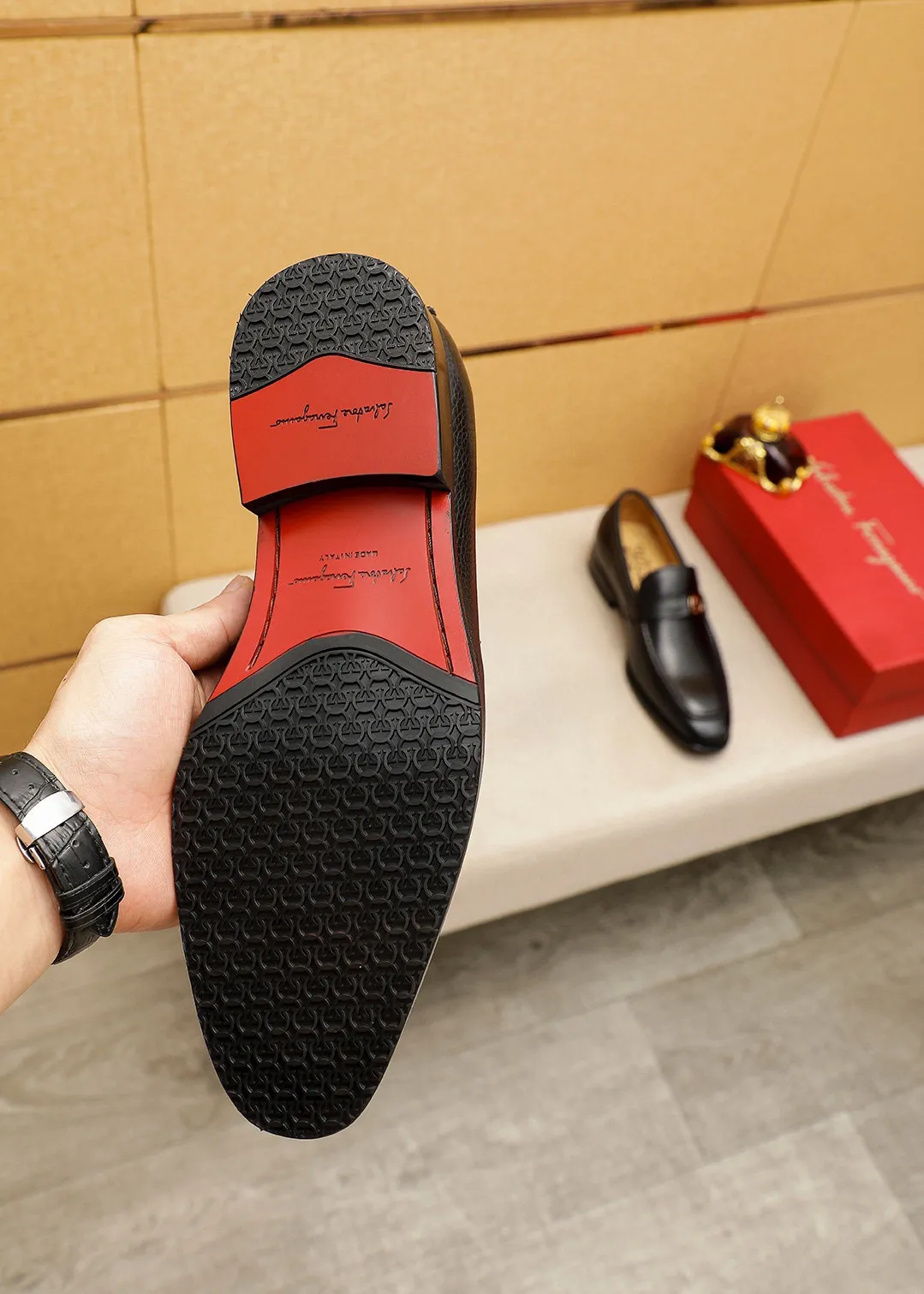 Men's shoes 💰460 💐 Product trademark: Ferragamo "Ferragamo" casual leather shoes Regular size: 38-44 (45.46🉑️customized) Product materials: Selected imported first-layer pebbled cowhide leather upper + luxury hardware buckle, imported water-dyed cowhide leather lining. Strong three-dimensional visual effect, original outsole color: 2⃣️seed leather materials optional